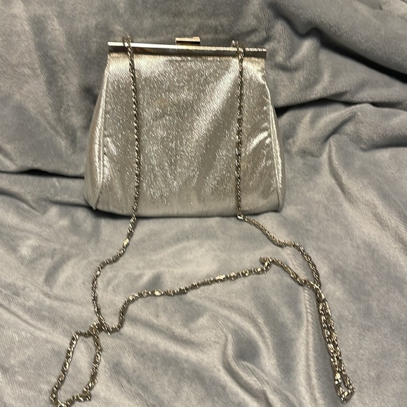 A silver bag - in excellent condition - Picture 2 of 3